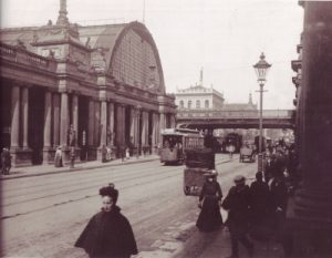 Der Bahnhof Alexanderplatz mit den Königskolonnaden 1904