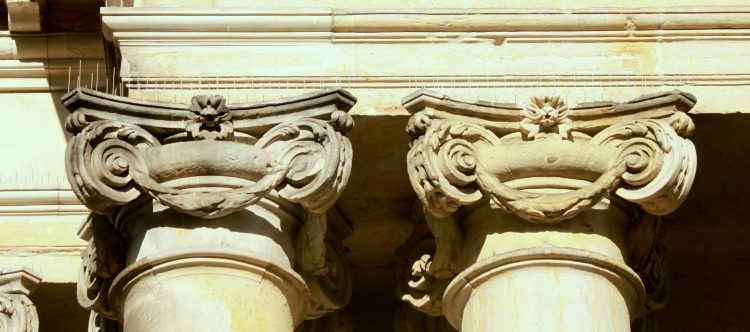 Säulenkapitelle an den Königskolonnaden