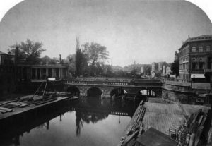 Die Königsbrücke mit den Königskolonnaden um das Jahr 1872