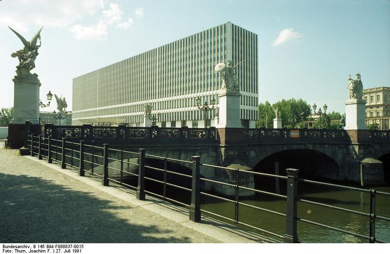Schloßbrücke – 1991 – Mit Außenministerium der DDR