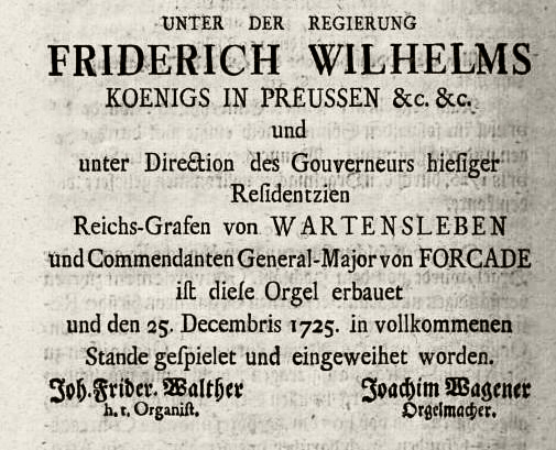 Die Aufschrift der Orgelplakette nach Johann Friedrich Walther.