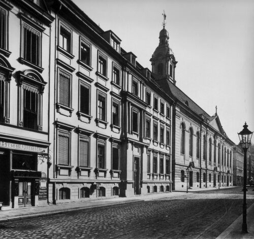 Die Neue Friedrichstraße mit Garnisonpfarrhaus und Garnisonkirche 1910
