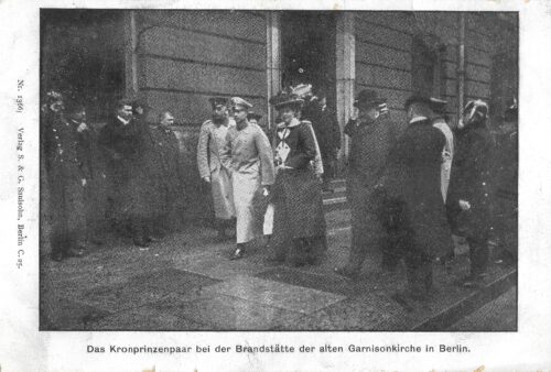 Der Kronprinz und seine Frau besuchen die Brandstätte der alten Berliner Garnisonkirche