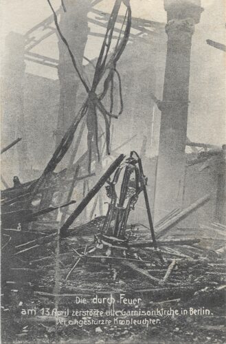 Der herabgestürzte Kronleuchter in der Ruine der alten Berliner Garnisonkirche